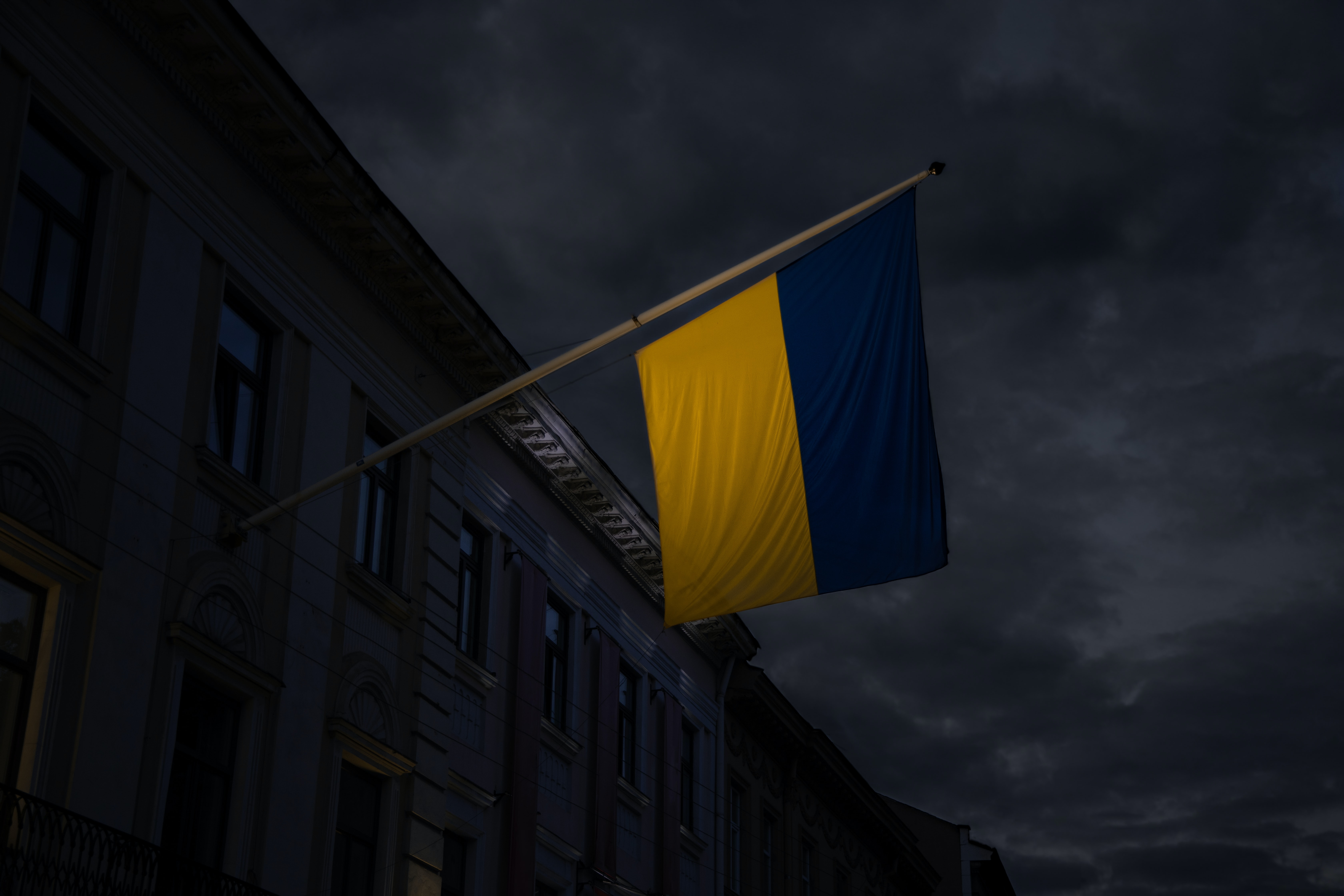A Ukrainian flag in the dark.