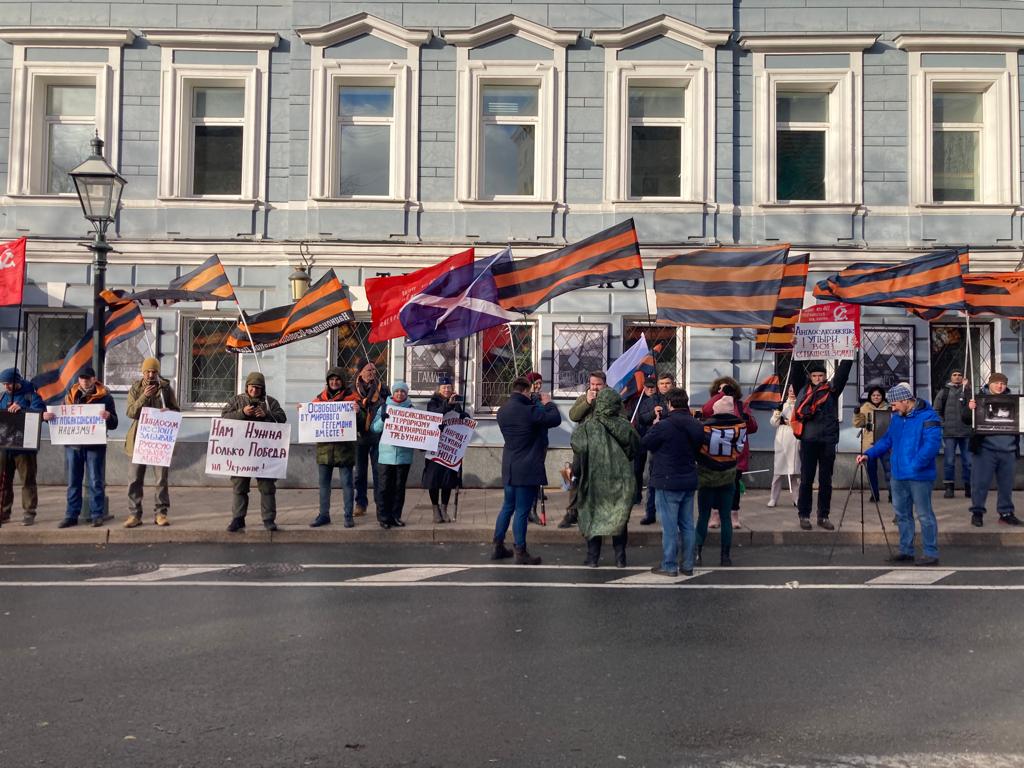 Protests outside a remembrance service in Moscow.
