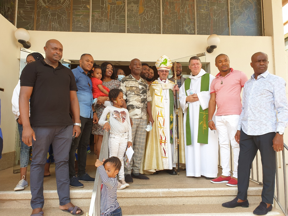 A group of worshipper photographed with the Bishop.