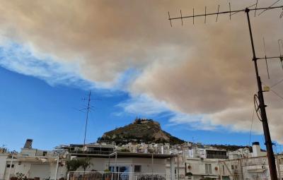 Bush fire smoke looms over Athens